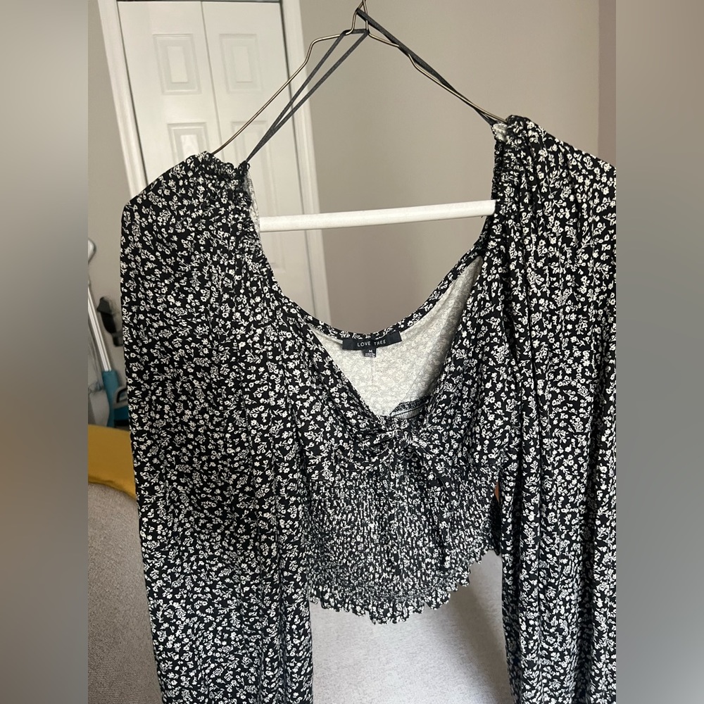 Love tree black and white longsleeve crop top. Size medium NEW with TAGS